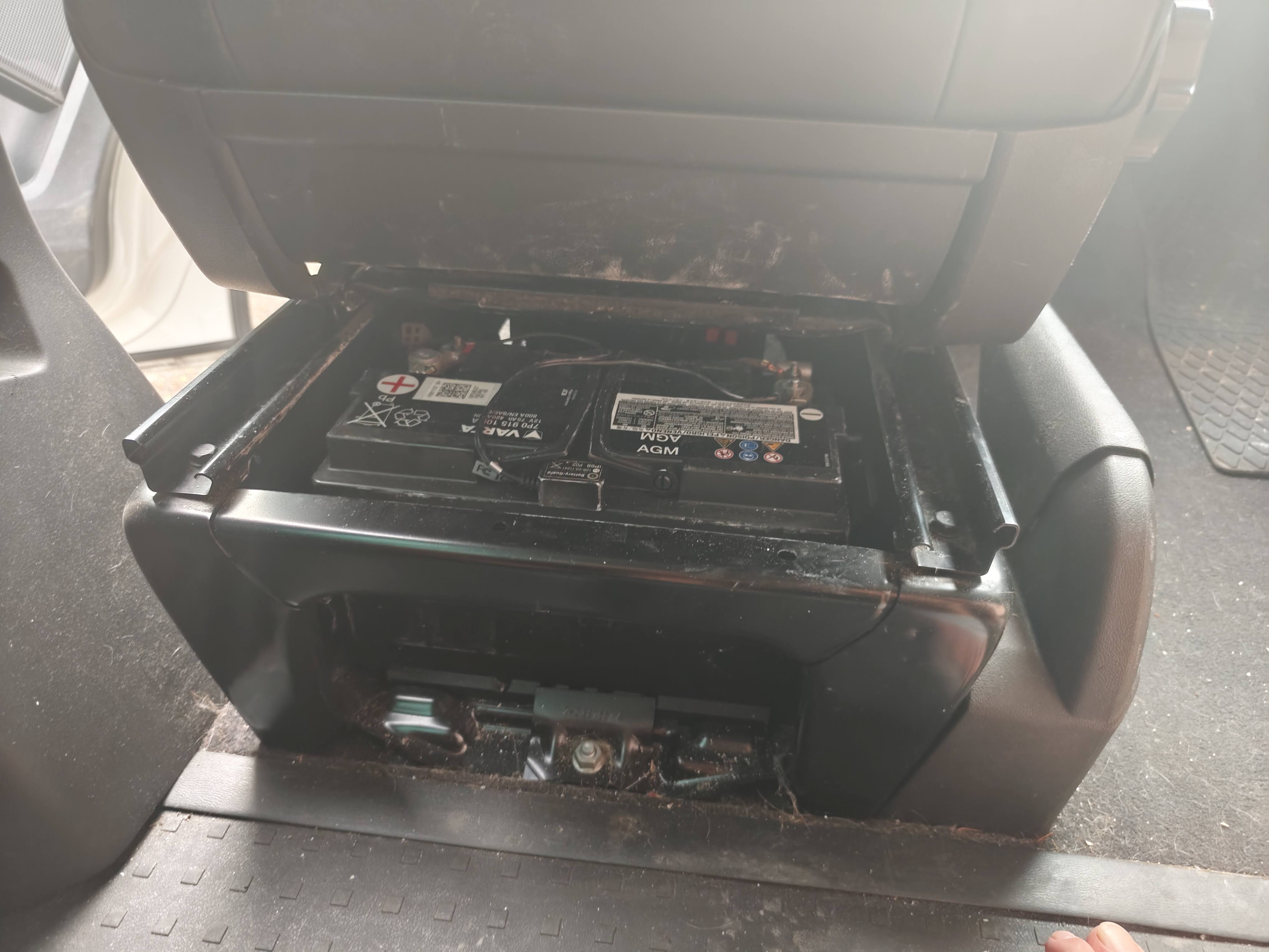 12V Zusatzbatterie unter dem Sitz im VW California